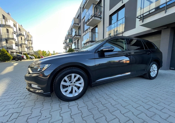 Volkswagen Passat cena 66990 przebieg: 123000, rok produkcji 2018 z Skawina małe 211